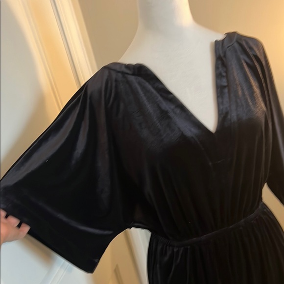 Luxurious Black Velvet Sleeve - Picture 3 of 6